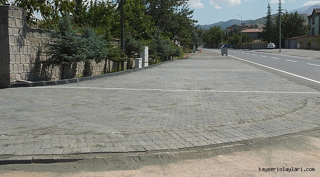 İLÇEDE YAYA YOLU VE ÇEVRE DÜZENLEMELERİ YAPILIYOR
