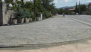 İLÇEDE YAYA YOLU VE ÇEVRE DÜZENLEMELERİ YAPILIYOR