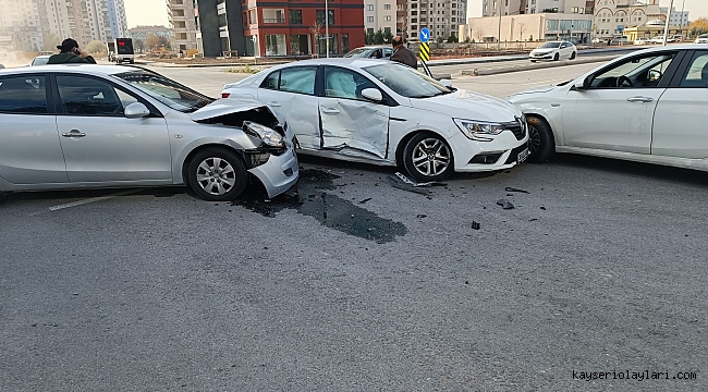 3 ARAÇ BİRBİRİNE GİRDİ