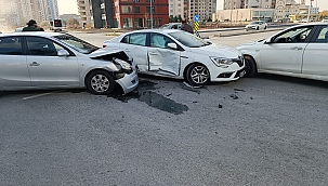 3 ARAÇ BİRBİRİNE GİRDİ