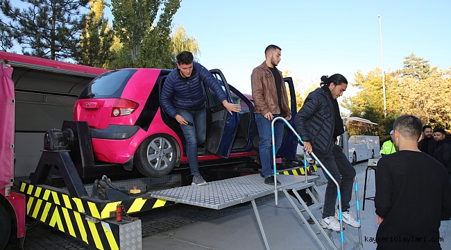 AGÜ'DE EMNİYET KEMERİ SİMÜLASYON EĞİTİMİ
