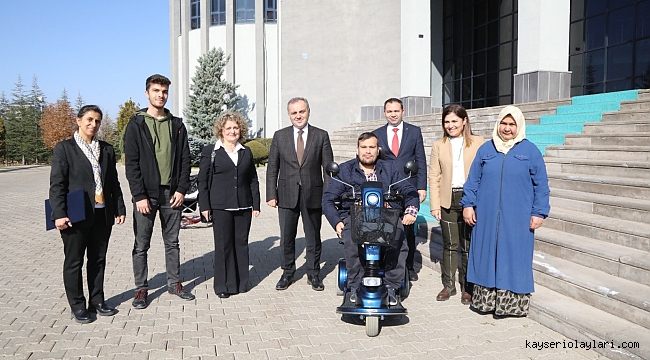 EDEBİYAT FAKÜLTESİ ÖĞRENCİSİNE AKÜLÜ ARAÇ VERİLDİ