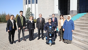 EDEBİYAT FAKÜLTESİ ÖĞRENCİSİNE AKÜLÜ ARAÇ VERİLDİ