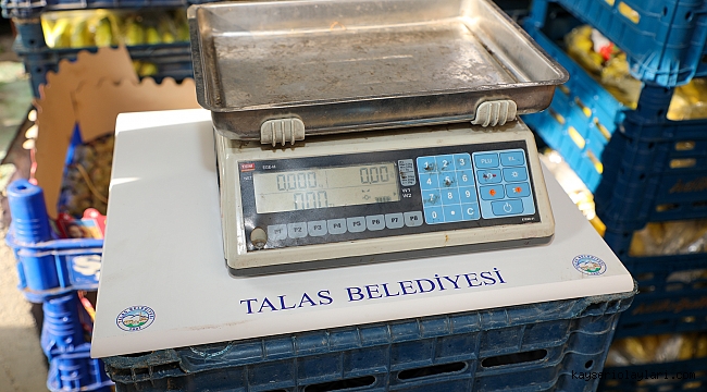 ESNAFA TERAZİ ALTLIĞI HEDİYE EDİLDİ