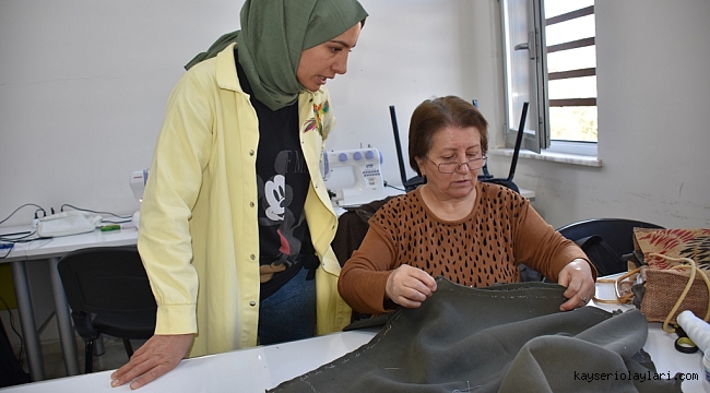 KOCASİNAN'IN KURSİYERLERİ, ÇOCUKLARININ ELBİSELERİNİ DİKİYOR