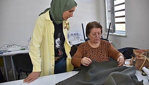 KOCASİNAN'IN KURSİYERLERİ, ÇOCUKLARININ ELBİSELERİNİ DİKİYOR