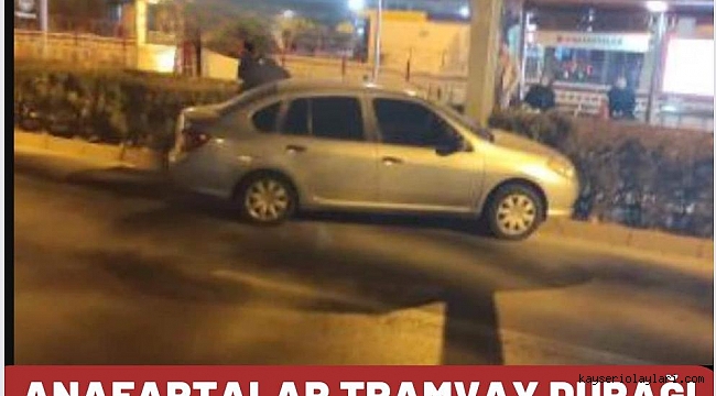 KONTROLDEN ÇIKAN ARAÇ TRAMVAY HATTINA ÇARPTI