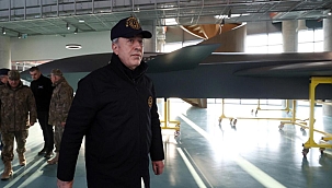 Bakan Akar, 'Bayraktar Kızılelma'yı inceledi