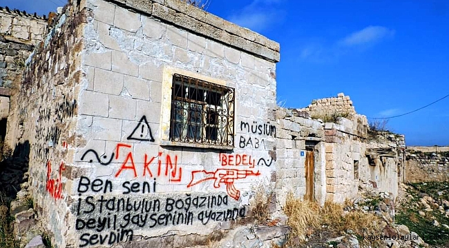 KONAĞA SPREY BOYA İLE YAZI YAZDILAR