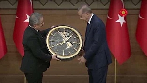 Meclis Üyesi Sinan Burhan'dan anlamlı hediye 'Vakit Erdoğan vaktidir'