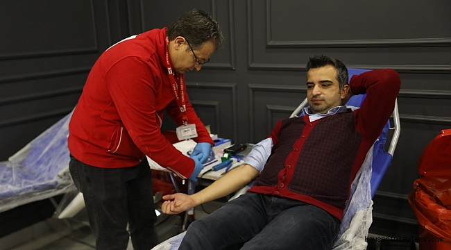MELİKGAZİ'DEN KIZILAY'A DESTEK