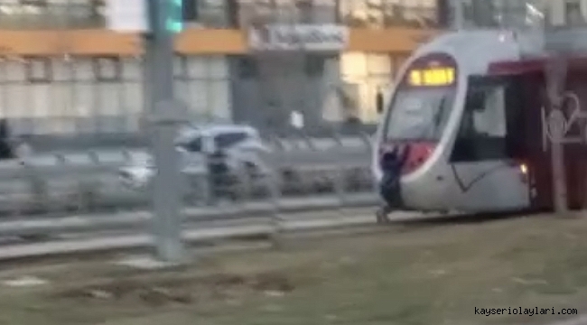 Tramvaya Asılıp Yolculuk Yaptı