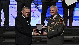 55 bin kişiye üstün hizmet madalyası... Üzerindeki ayet tüyleri diken diken etti 