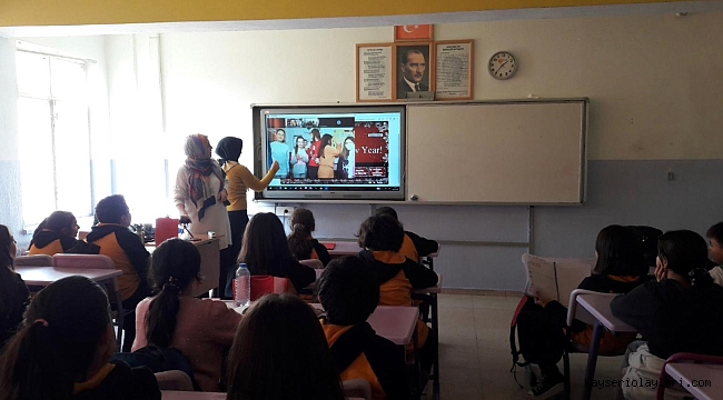 AKRANLARI İLE ONLİNE İNGİLİZCE KONUŞTULAR