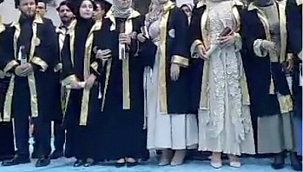 BAŞÖRTÜLÜ ÜNİVERSİTE MEZUNLARINI GÖRÜNCE KUDURDU