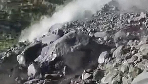 Ağrı Dağı'nda buzullar eridi, sel suları kayaları sürükledi