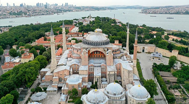 İbadete açılmasının 3. yıl dönümünde vatandaşlar Ayasofya'ya akın etti! Erbaş'ın da bir çağrısı var