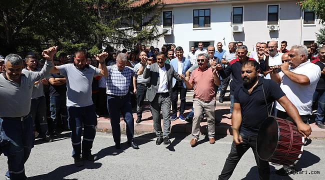 BAŞKAN AKAY'A SEVGİ SELİ