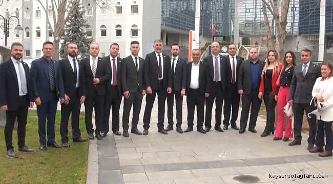 SEÇMENLERE KOCASİNAN BELEDİYESİ'NİN ÖNÜNDEN SESLENDİ
