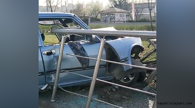 Otomobil tramvay yolunun bariyerlerine çarptı: 1 yaralı