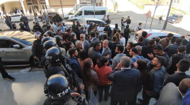 Şırnak'ta İl Seçim Kurulu'na yürümek isteyen gruba müdahale: 11 gözaltı
