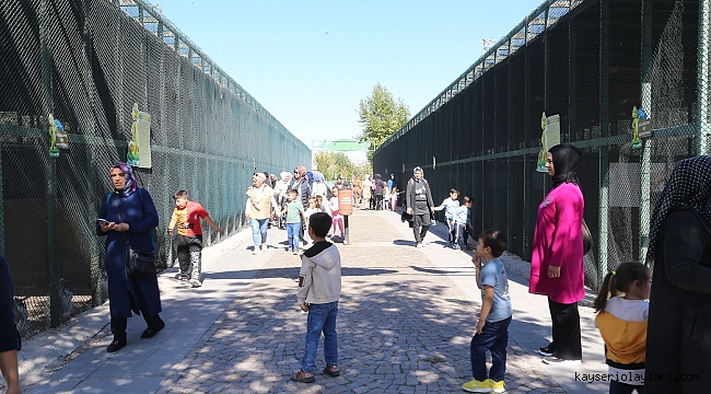 HAYVANAT BAHÇESİ YOĞUN İLGİ GÖRDÜ