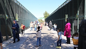 HAYVANAT BAHÇESİ YOĞUN İLGİ GÖRDÜ