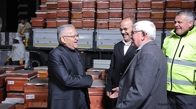 BAŞKAN BÜYÜKKILIÇ, ŞAFAK VAKTİ ÜRETİCİLERE ARILI KOVAN DAĞITTI