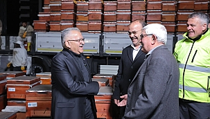 BAŞKAN BÜYÜKKILIÇ, ŞAFAK VAKTİ ÜRETİCİLERE ARILI KOVAN DAĞITTI