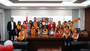 ÇOCUKLARA KAYSERİSPOR ATKISI HEDİYE EDİLDİ