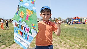 GÖKYÜZÜ RENGARENK UÇURTMALARLA SÜSLENDİ