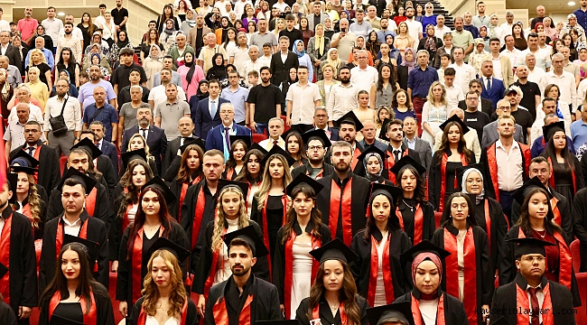 İKTİSADİ VE İDARİ BİLİMLER FAKÜLTESİ'NDE MEZUNİYET SEVİNCİ
