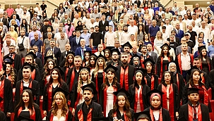 İKTİSADİ VE İDARİ BİLİMLER FAKÜLTESİ'NDE MEZUNİYET SEVİNCİ