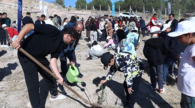 BÜYÜKŞEHİR, 3 BİN FİDANI TOPRAKLA BULUŞTURDU