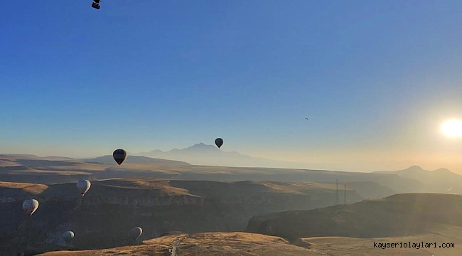 PARAMOTOR VE SICAK HAVA BALONLARI GÖKYÜZÜNÜ RENKLENDİRDİ