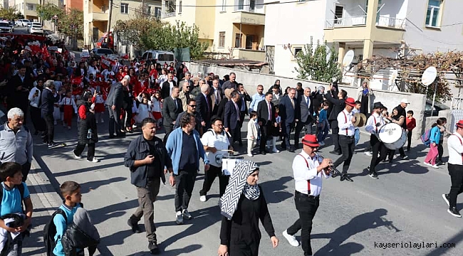 VALİ GÖKMEN ÇİÇEK, CUMHURİYET COŞKUSUNA KATILDI