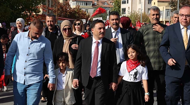 VALİ GÖKMEN ÇİÇEK, CUMHURİYET COŞKUSUNA KATILDI