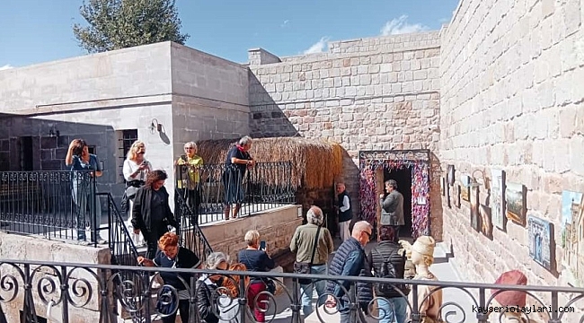 YUNAN MİSAFİRLER KOROMAZ'DA