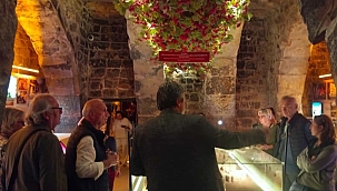 YUNAN MİSAFİRLER KOROMAZ'DA