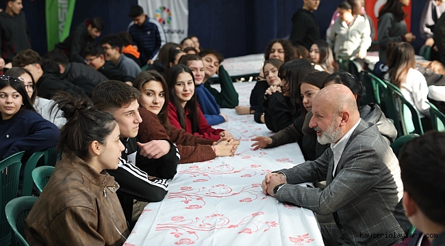 BAŞKAN ÇOLAKBAYRAKDAR'DAN GENÇLERLE COŞKULU BULUŞMA