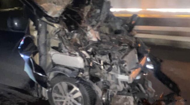 3 AT TELEF OLDU, MİNİBÜS AĞIR HASAR ALDI