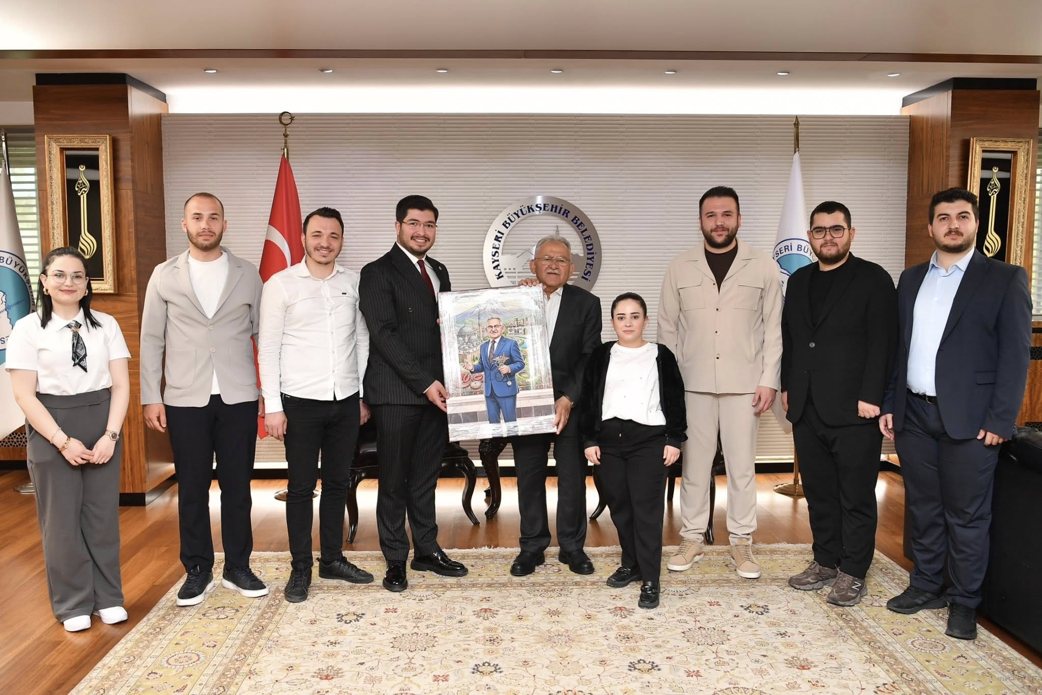 ÇEŞİTLİ KURUMLARIN BAŞKANLARINI VE YÖNETİMLERİNİ AĞIRLADI