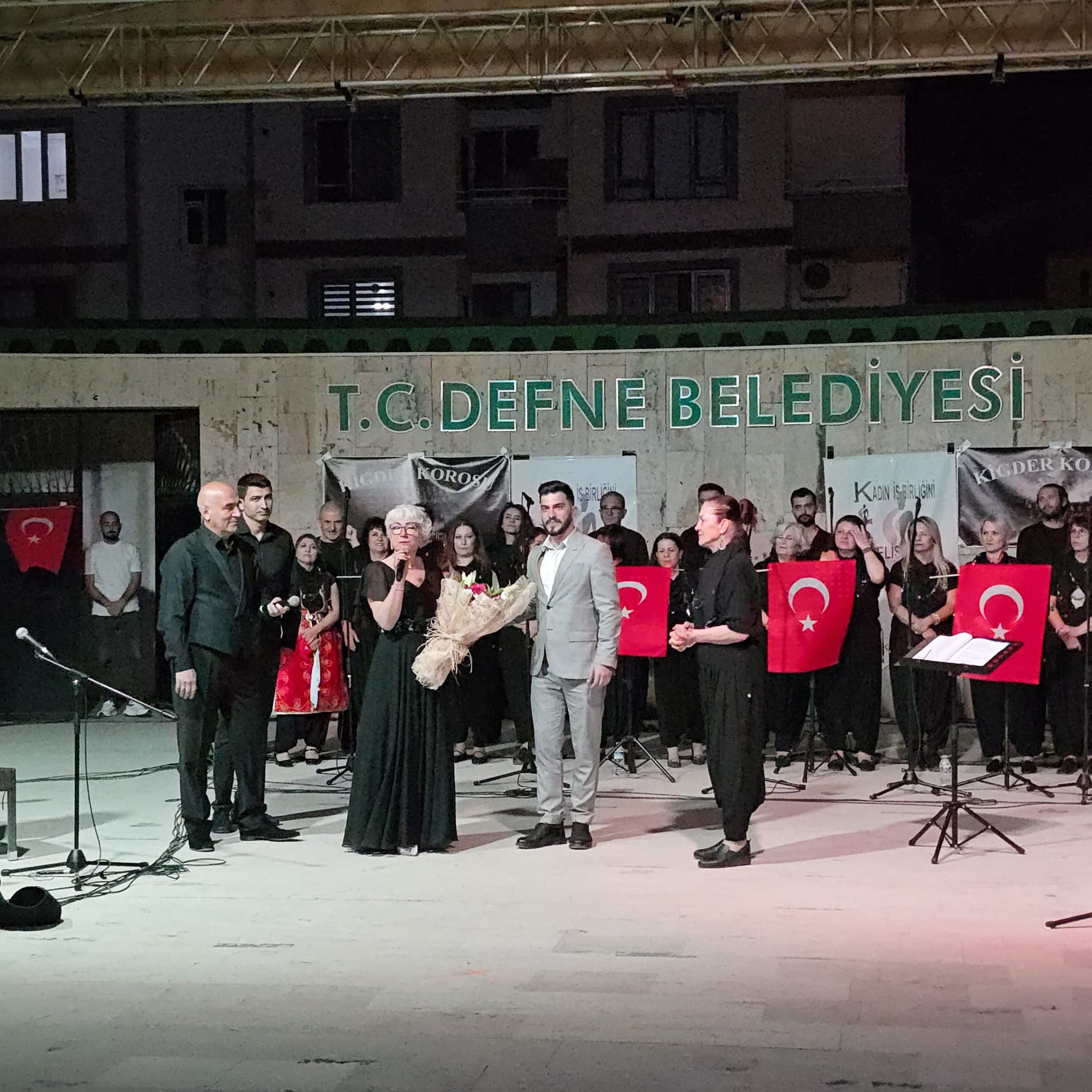 DEFNE'DE HALK KONSERİ İLE VATANDAŞLARA MORAL OLDULAR