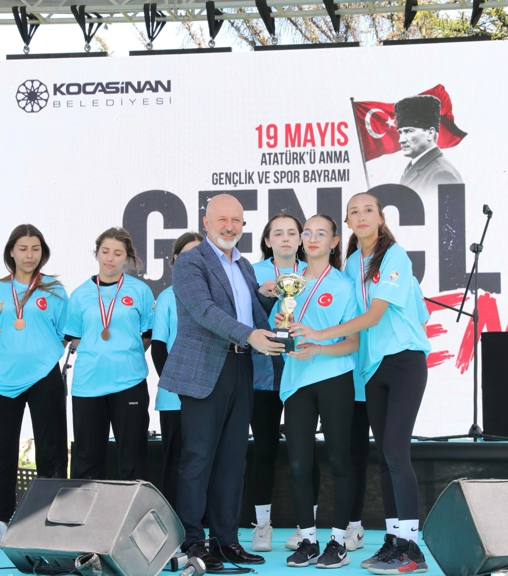 KOCASİNAN'DA GENÇLİK ŞÖLENİ MUHTEŞEM FİNALLE TAMAMLANDI