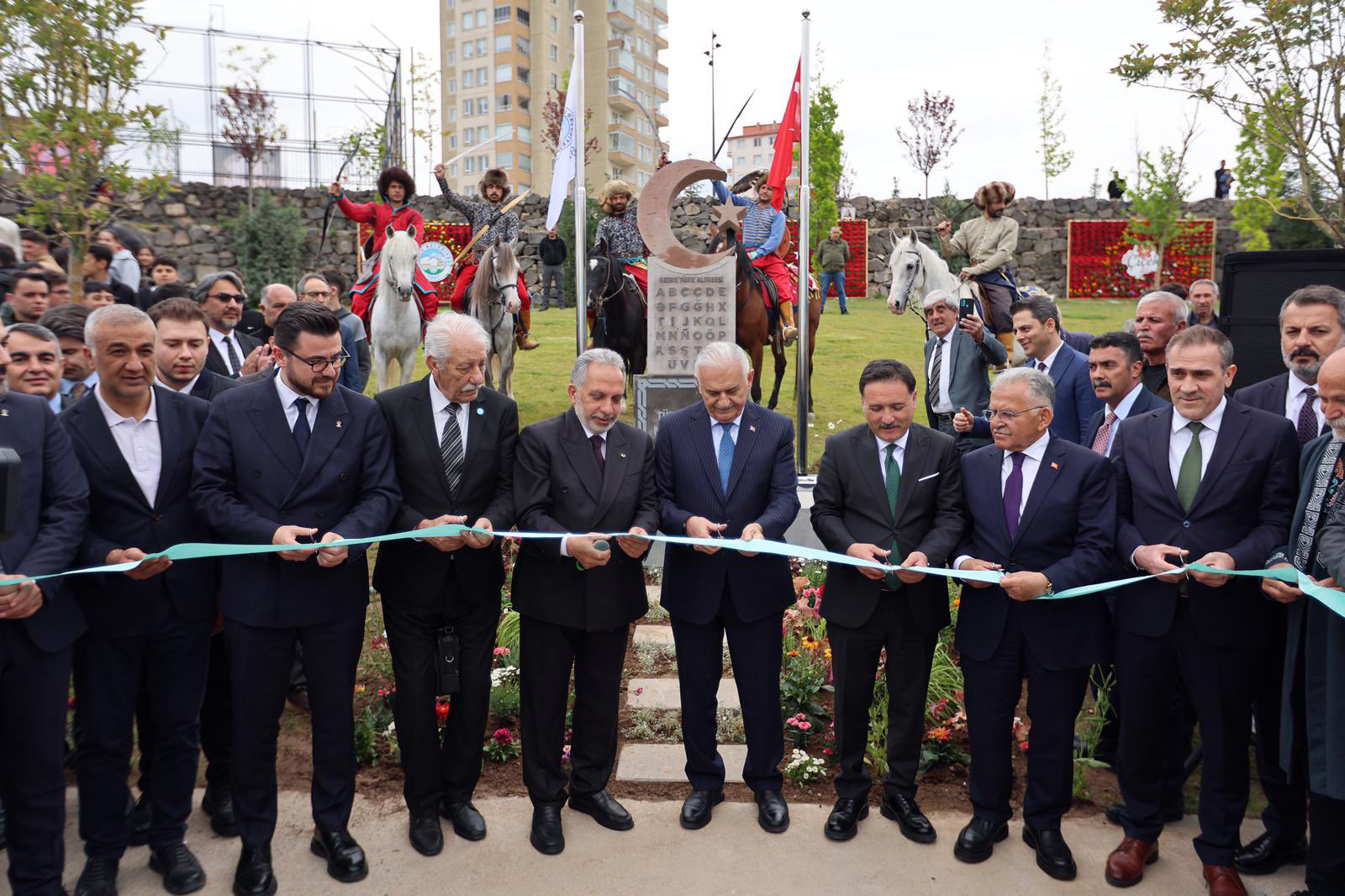 ORTAK ALFABE, TÜRK DÜNYASININ EN BÜYÜK ADIMLARINDAN BİRİ
