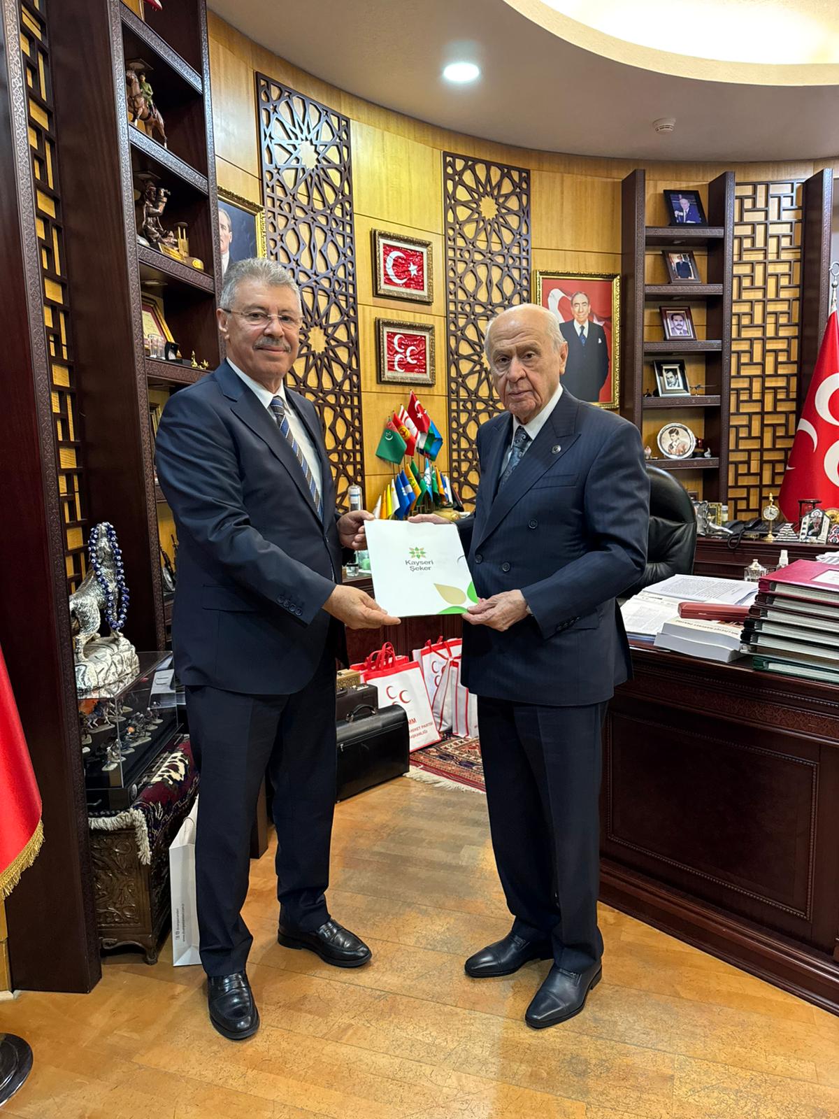 ŞEKER SEKTÖRÜNÜN SORUNLARINI DOSYA OLARAK TESLİM ETTİ 