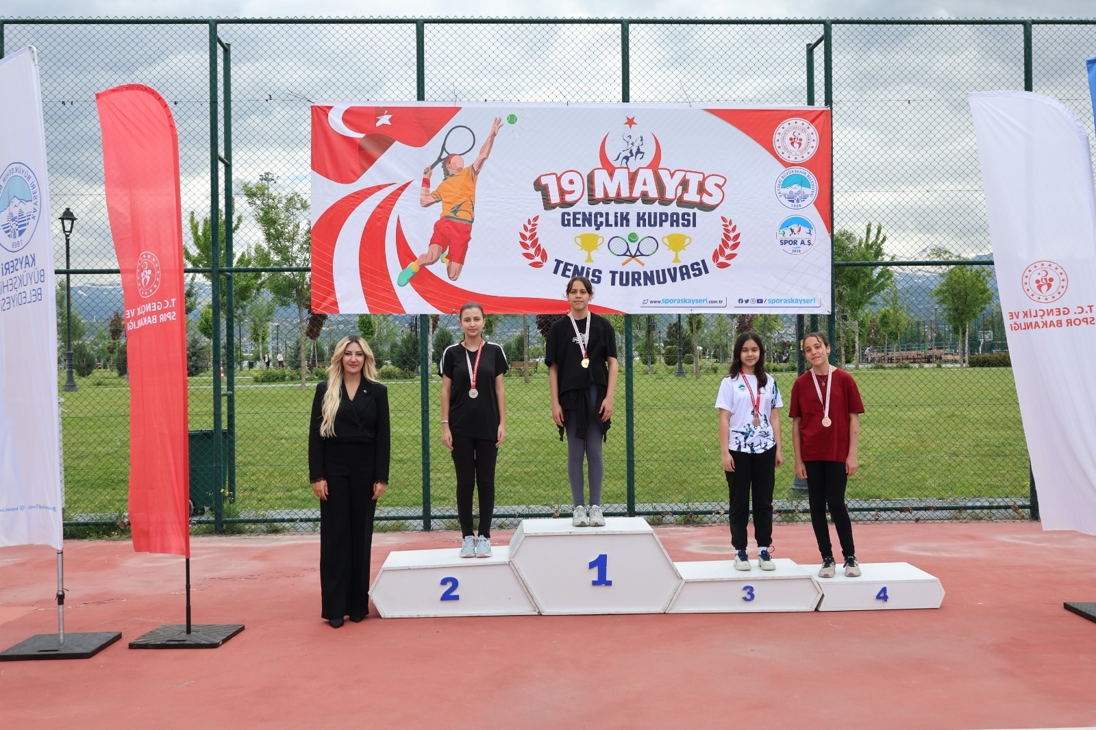 SPORSEVERİN YOĞUN İLGİSİYLE BÜYÜK BİR COŞKU İÇERİSİNDE GEÇTİ