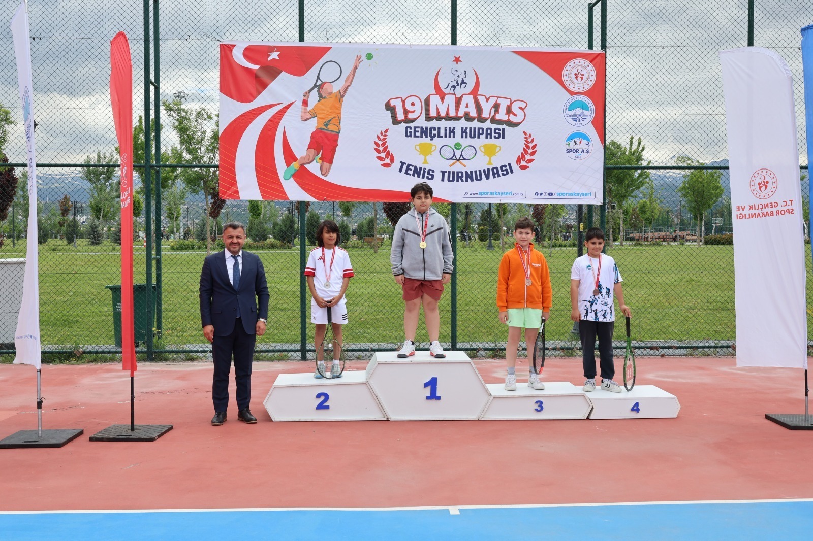 SPORSEVERİN YOĞUN İLGİSİYLE BÜYÜK BİR COŞKU İÇERİSİNDE GEÇTİ