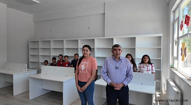 AKKIŞLA'DA İLKOKUL KÜTÜPHANESİ'Nİ DİZAYN ETTİ