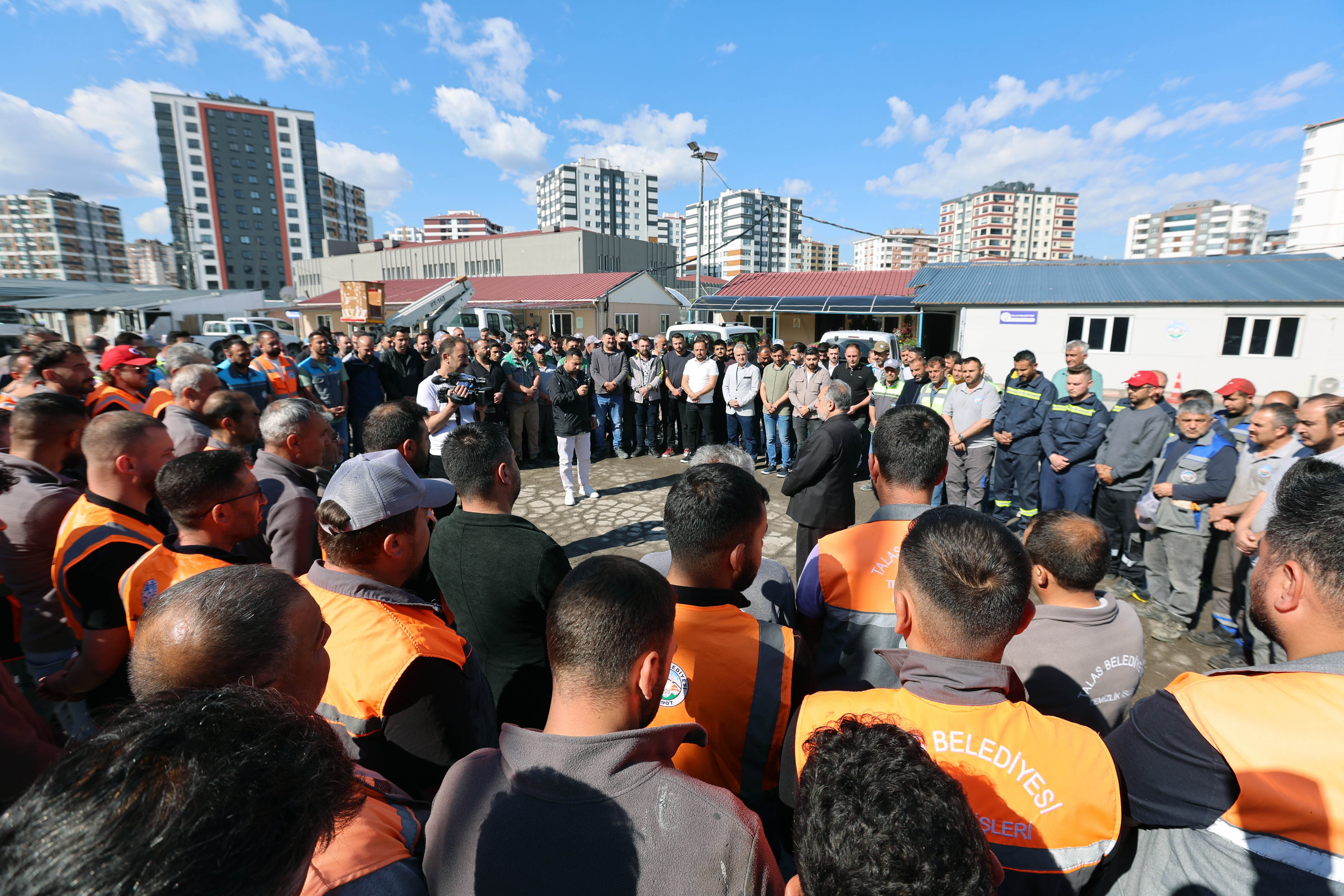 BAŞKAN YALÇIN PERSONELLE BAYRAMLAŞTI